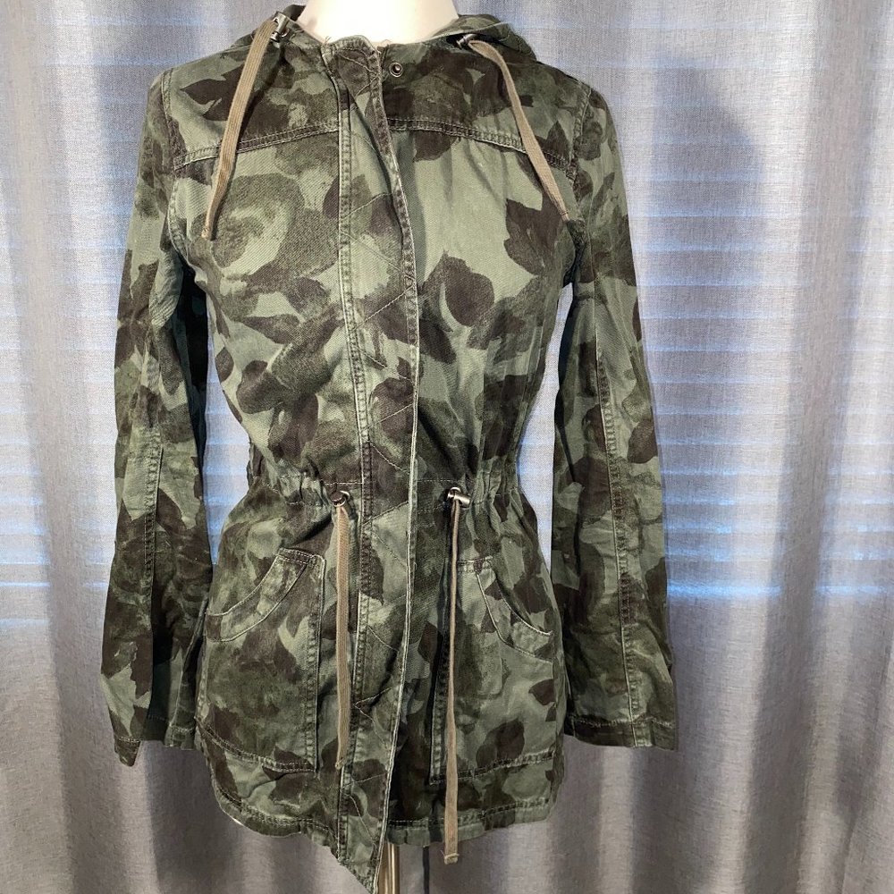 - Mossimo hooded floral Camo utility jacket S